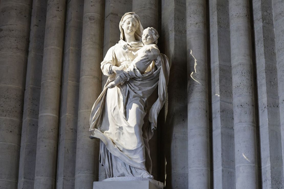 La estatua de la Virgen de París, también conocida como la “Virgen del Pilar”, fue esculpida por primera vez en el siglo XIV y llegó a Notre Dame en el siglo XIX. La encontraron el día después del incendio de 2019 con un montón de piedras y madera a sus pies. (Foto: Stéphane de Sakutin/AFP/Getty Images).