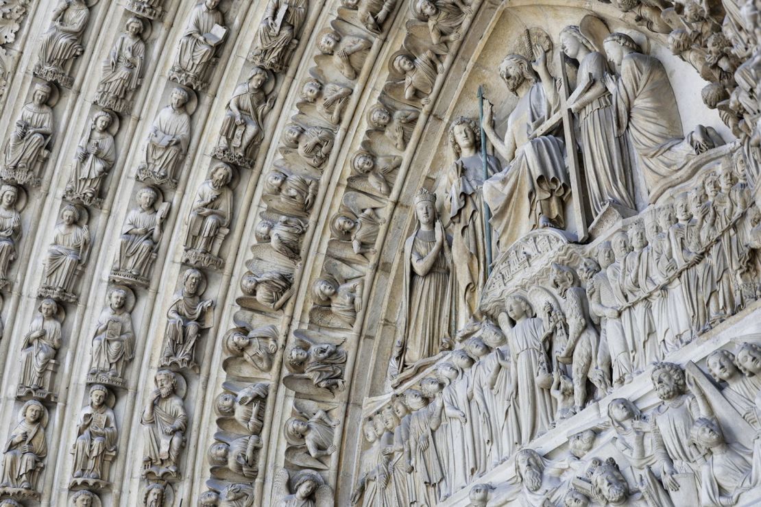 Esta fotografía muestra parte de un bajorrelieve fuera de la catedral de Notre Dame. (Foto:  Stéphane de Sakutin/AFP/Getty Images).