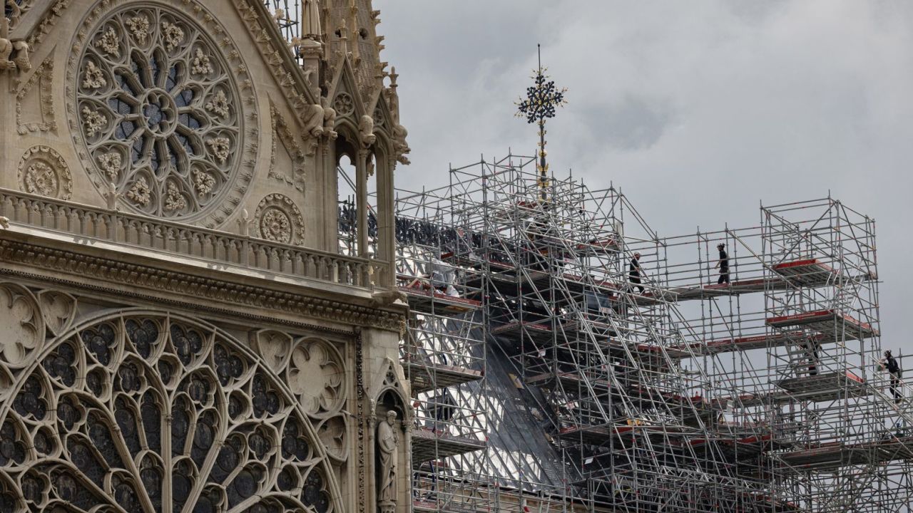 Los trabajadores operan en los andamios alrededor de la estructura de madera de la nueva aguja de la catedral de Notre Dame en París en julio de 2024. Esta aguja fue reconstruida para que sea idéntica a la original que fue destruida en el incendio de 2019. (Foto: Joel Saget/AFP/Getty Images).