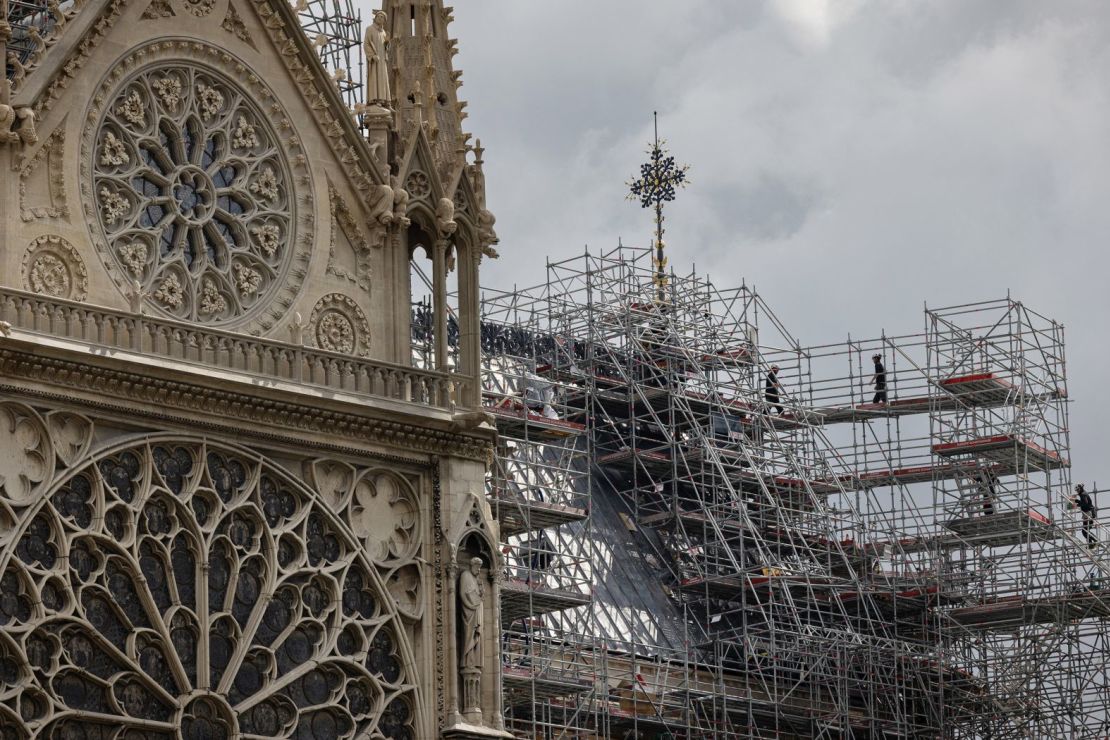 Los trabajadores operan en los andamios alrededor de la estructura de madera de la nueva aguja de la catedral de Notre Dame en París en julio de 2024. Esta aguja fue reconstruida para que sea idéntica a la original que fue destruida en el incendio de 2019. (Foto: Joel Saget/AFP/Getty Images).