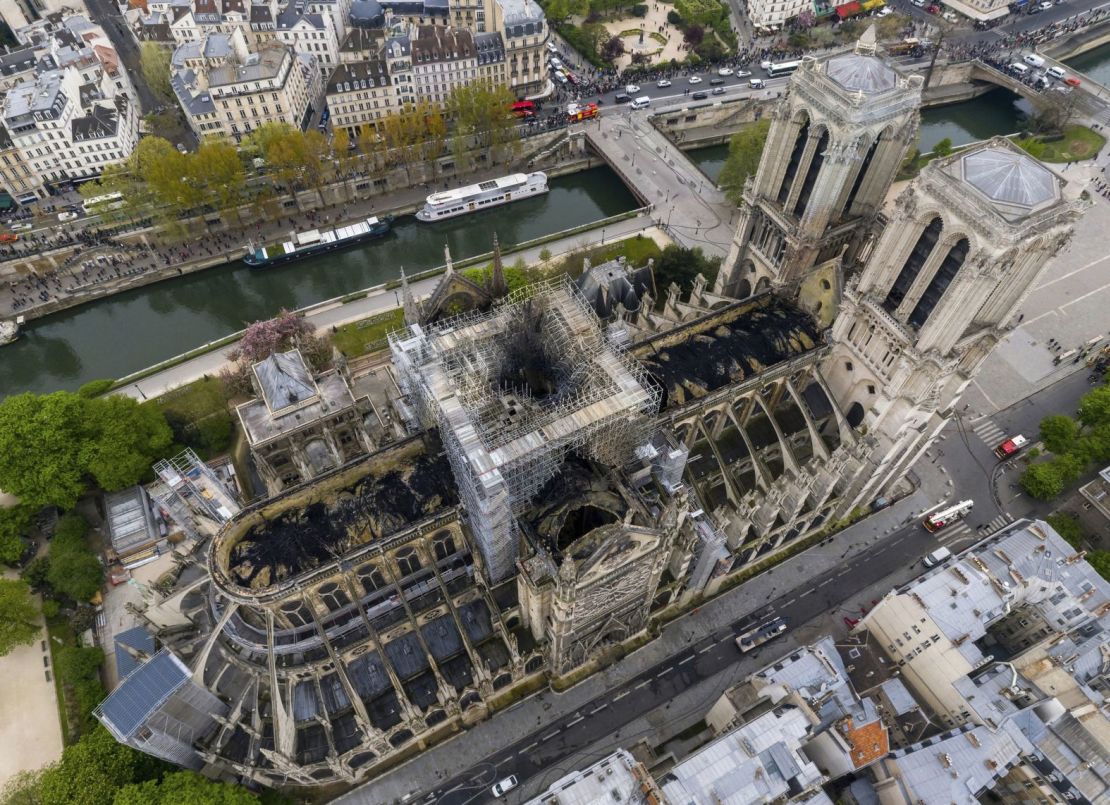 Una vista aérea muestra los daños generalizados que sufrió la catedral en abril de 2019. Antes del incendio, el techo recibía el sobrenombre de “el bosque” porque estaba hecho con robles de toda Francia. Fue el epicentro del incendio antes de que colapsara, según el gobierno francés. (Foto: Gigarama.ru/AP).