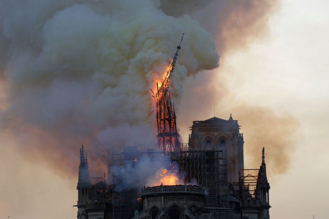 El campanario y la aguja se derrumban mientras el techo de Notre Dame arde. (Foto: Geoffroy Van Der Hasselt/AFP/Getty Images).