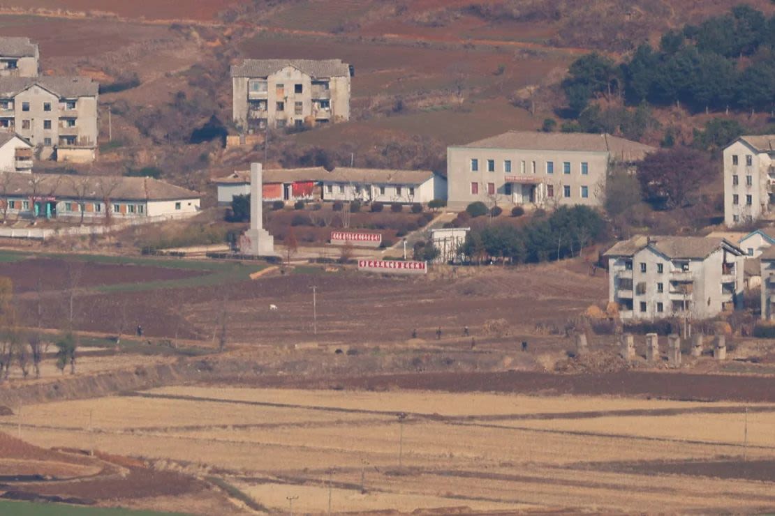Ciudadanos norcoreanos caminan por Kaepung, en esta fotografía tomada desde la cima del Observatorio del Pico Aegibong. (Foto: Soo-hyeon Kim/Reuters).