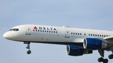 Un avión de Delta visto en aproximación final para aterrizar en el Aeropuerto Internacional John F. Kennedy de Nueva York. Nicolas Economou/NurPhoto/Getty Images.