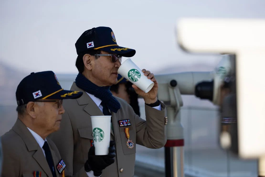 Los veteranos surcoreanos toman café en un mirador del Starbucks Coffee en Gimpo. (Foto: SeongJoon Cho/Bloomberg/Getty Images).