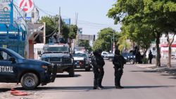 Los agentes de policía hacen guardia en la escena del crimen después de un enfrentamiento a tiros que dejó dos soldados heridos, uno de los cuales murió más tarde en el hospital de Culiacán, estado de Sinaloa, México, el 9 de septiembre de 2024.  (Foto: IVAN MEDINA/AFP vía Getty Images).