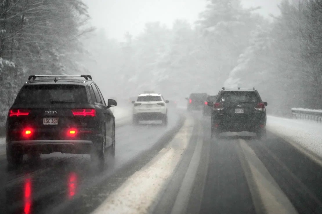 Los conductores en la carretera interestatal 89 cerca de Lebanon, New Hampshire, avanzan a través de la primera tormenta de nieve de la temporada el jueves.