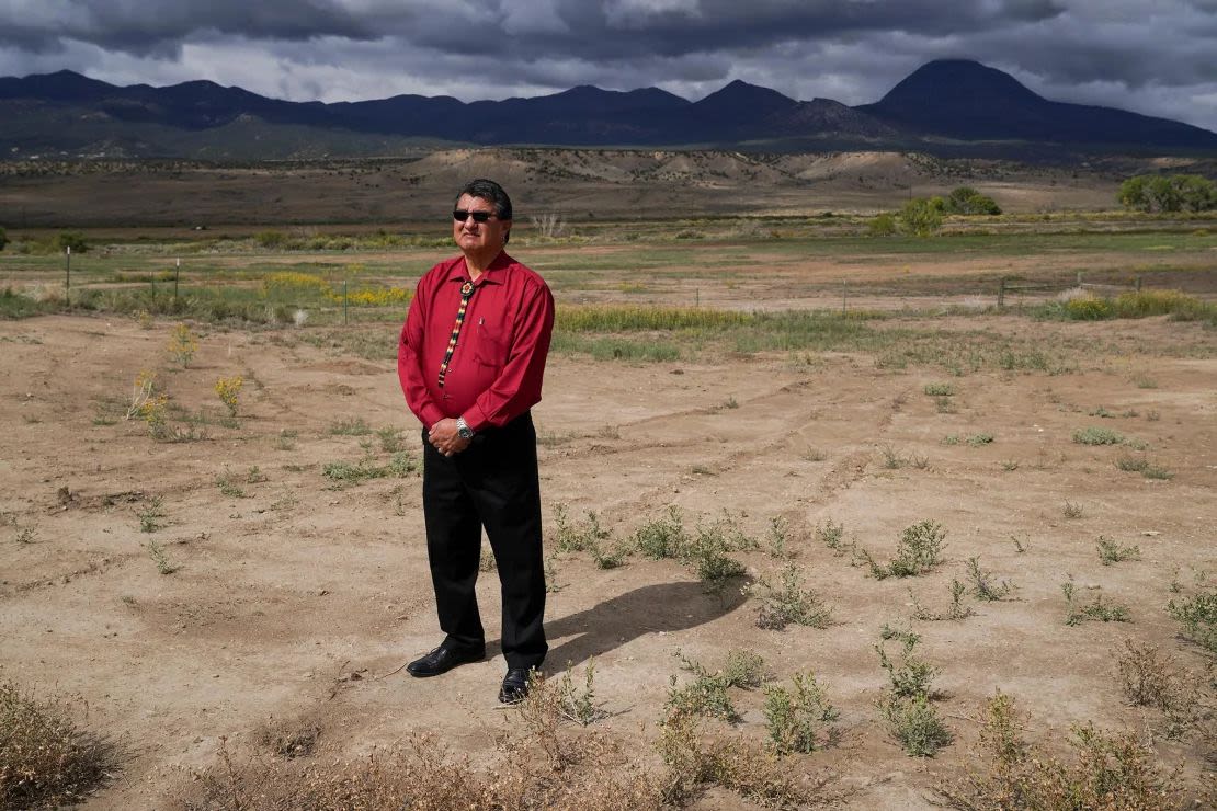 El presidente de Ute Mountain Ute, Manuel Heart, se encuentra en tierras de la Reserva Ute Mountain Ute en Towaoc, Colorado, el 1 de octubre de 2021.