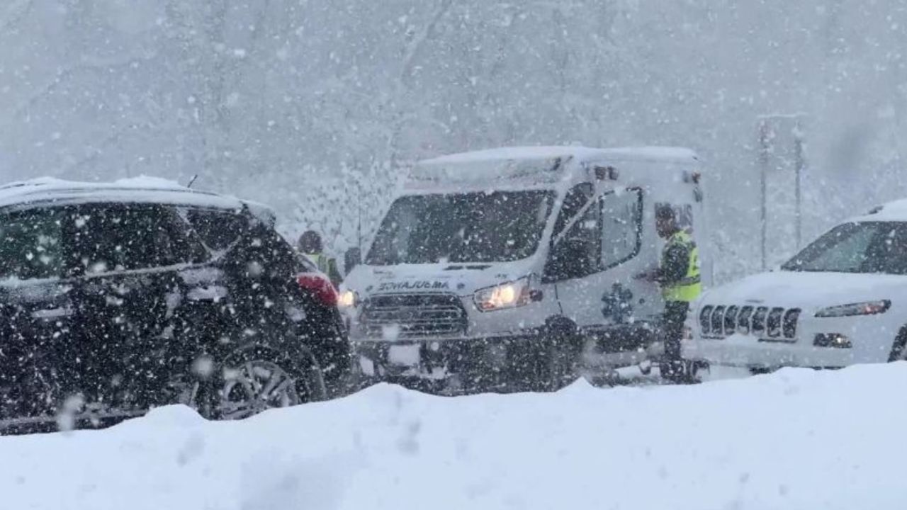 Una intensa nevada complica el tráfico en Erie, Pensilvania, el viernes 29 de noviembre.