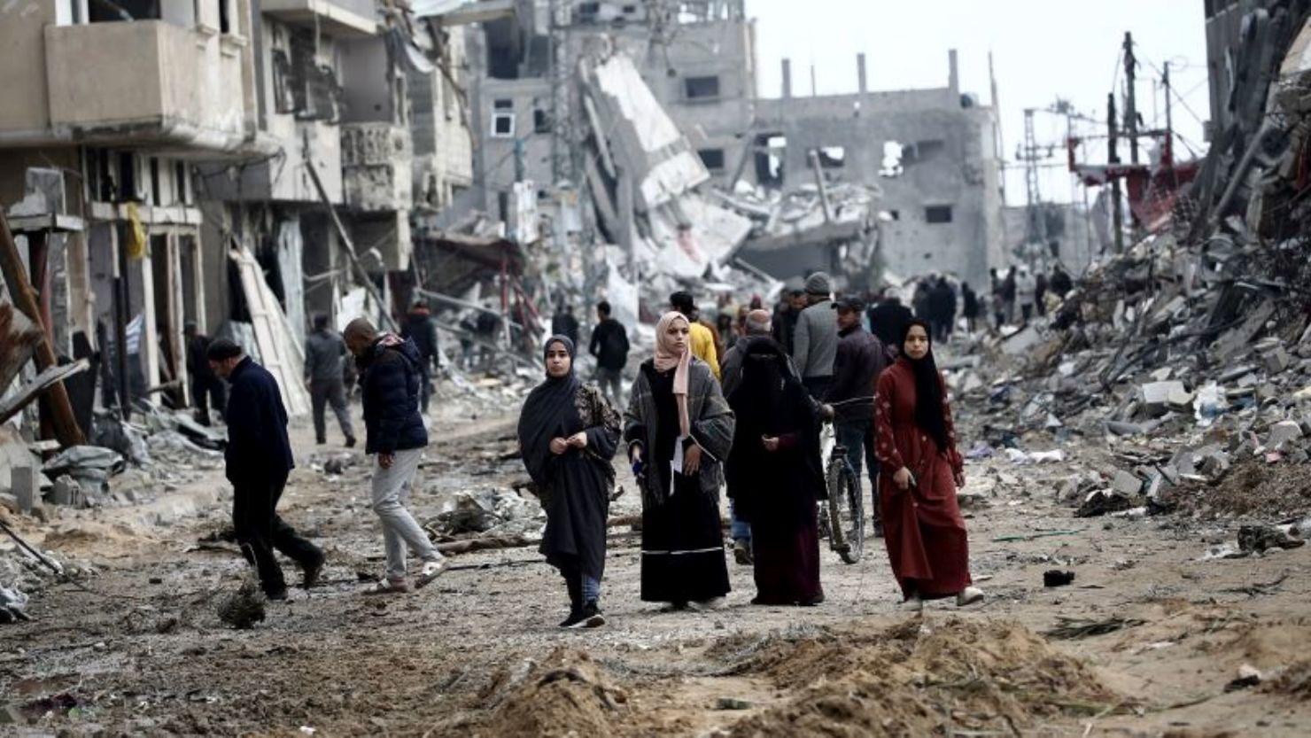 Palestinos regresan a Nuseirat, en el centro del enclave de Gaza, tras el bombardeo israelí.