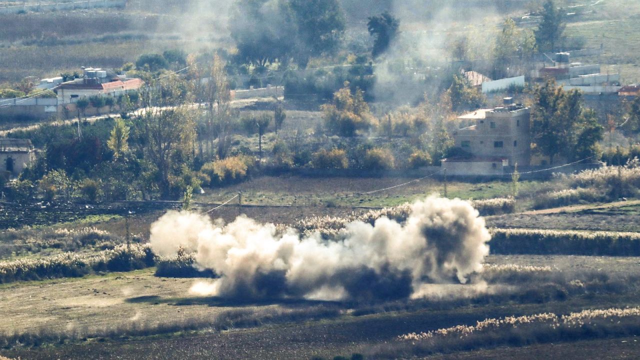 Se levanta humo durante un bombardeo israelí en la llanura de Marjayoun, en el sur del Líbano, días después de la entrada en vigor de un alto el fuego entre Israel y Hezbollah, el 30 de noviembre de 2024.