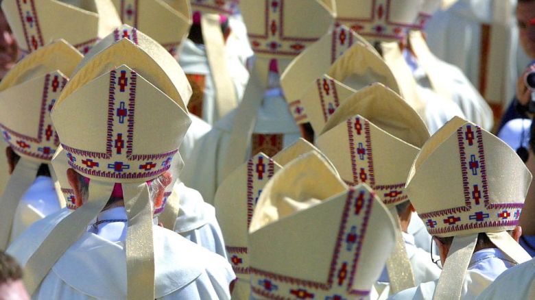 Obispos caminan durante la Santa Misa celebrada por el Papa Juan Pablo II para canonizar al Hermano Pedro de San José Betancourt en Ciudad de Guatemala el 30 de julio de 2002. Cientos de miles de fieles acudieron a la misa al aire libre celebrada para nombrar oficialmente al primer santo de Centroamérica.