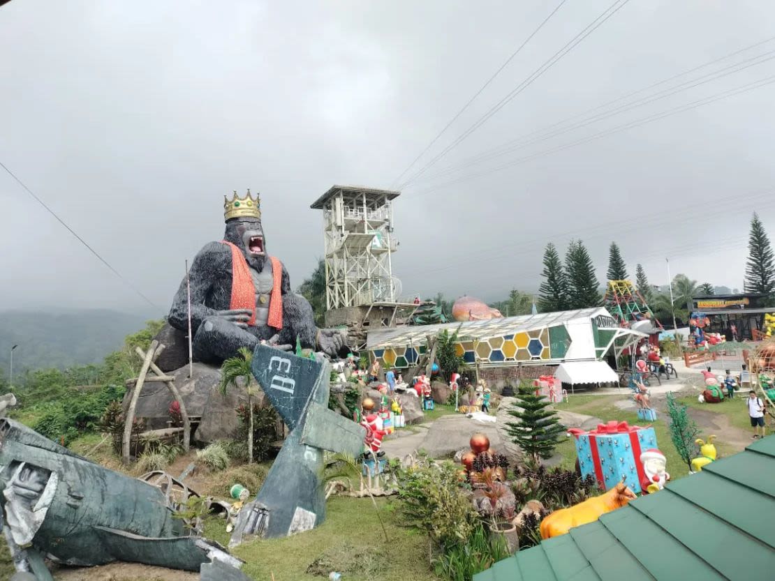 El enorme gallo se encuentra en el Campuestohan Highland Resort en Negros Occidental, Filipinas.