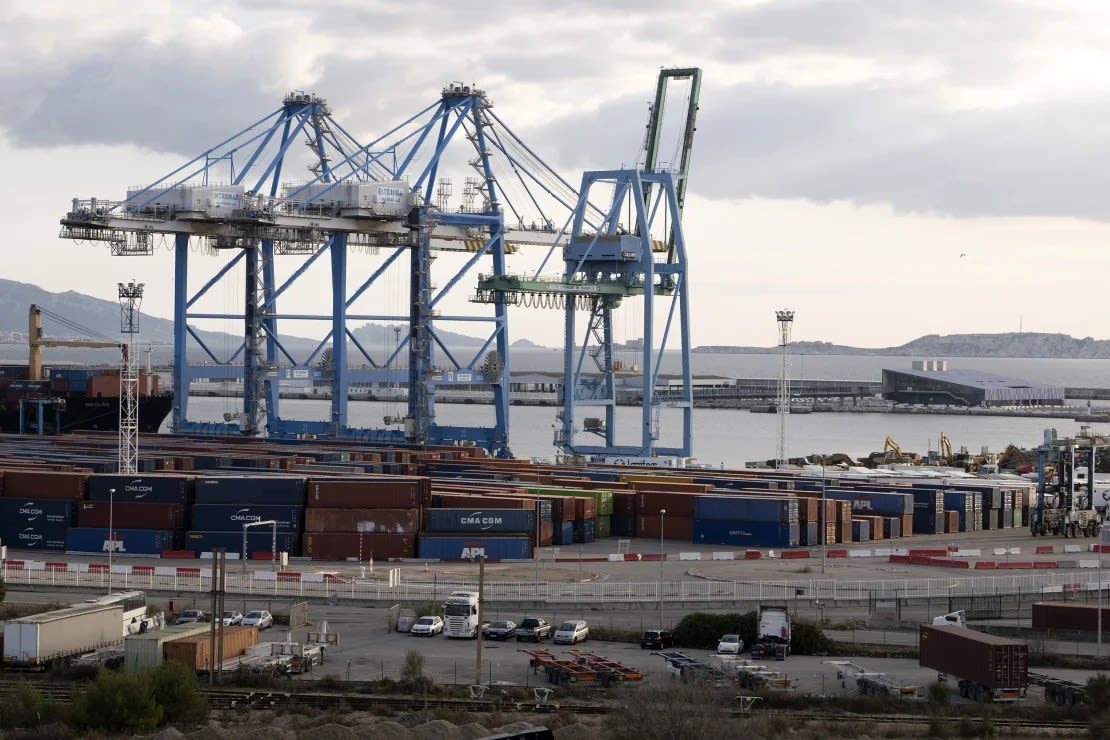 Contenedores de envío apilados en un muelle en el puerto de Marsella-Fos, en Marsella, Francia, el 6 de enero de 2023.