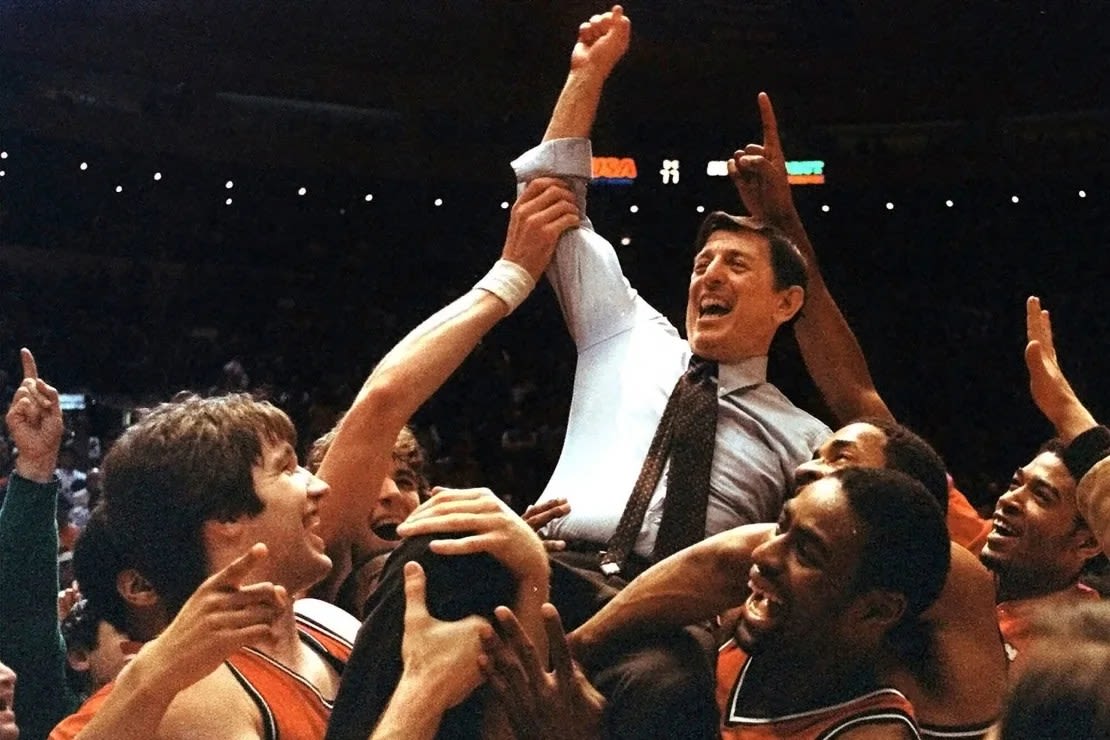 El entrenador de St. John's, Lou Carnesecca, es llevado en brazos por su equipo después de vencer a Boston College en el Campeonato Big East, en el Madison Square Garden, en Nueva York, el 12 de marzo de 1983.