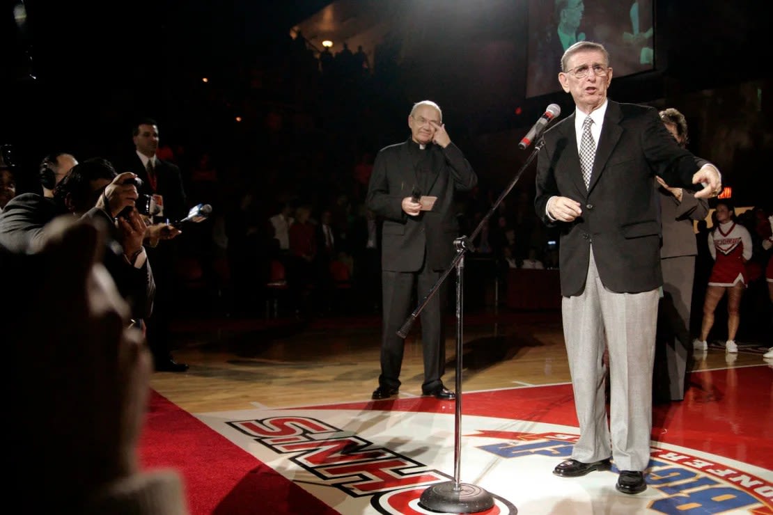 Lou Carnesecca, a la derecha, se dirige a los fanáticos en St John's, en Nueva York, durante una ceremonia para cambiar el nombre de la cancha en honor al exentrenador de larga trayectoria, el 23 de noviembre de 2004.