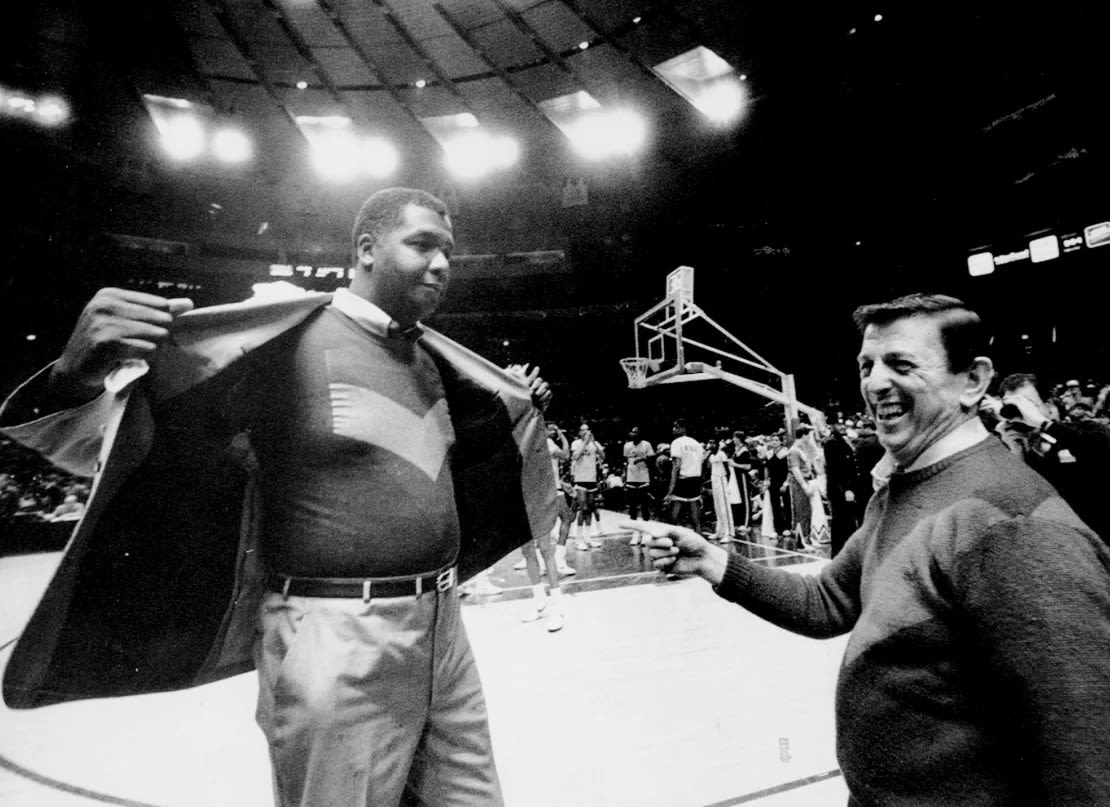 El entrenador de Georgetown, John Thompson, le muestra a Lou Carnesecca su propia versión del suéter de la suerte el 27 de febrero de 1985. Archivo de noticias del New York Daily News/Getty Images