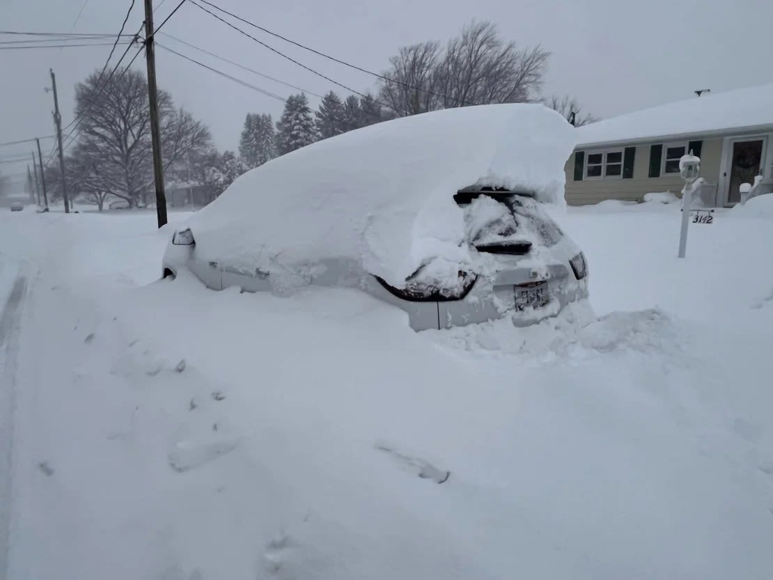 La nieve por efecto lago sepultó un vehículo en el municipio de Millcreek, Pensilvania.