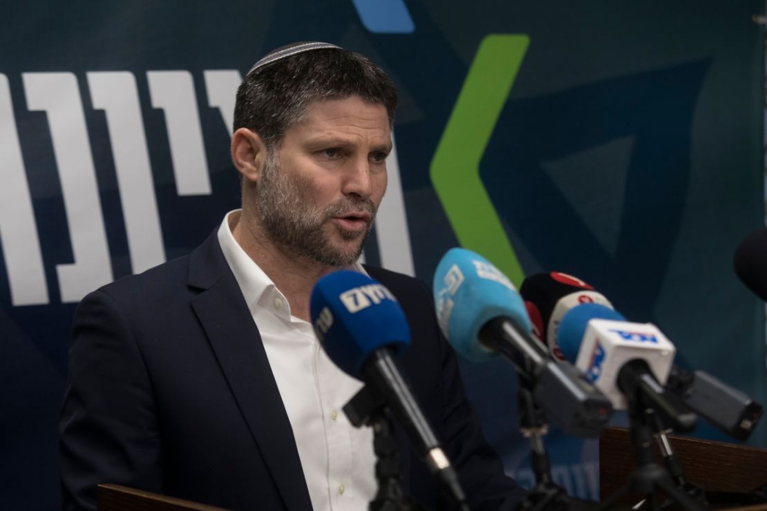 El ministro de Finanzas de Israel y líder del Sionismo Nacional, Bezalel Smotrich, habla con la prensa durante una reunión del partido el 5 de febrero de 2024 en Jerusalén.