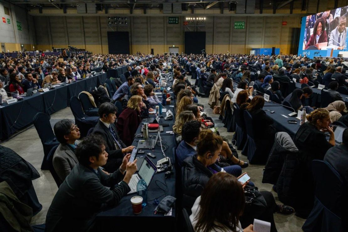 Delegados e invitados asisten a una sesión plenaria abierta de la quinta sesión del Comité de Negociación Intergubernamental de las Naciones Unidas sobre la Contaminación Plástica (INC-5) en Busan el 1 de diciembre. Crédito: Anthony Wallace/AFP/Getty Images.