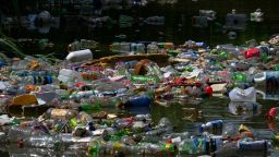 Los desechos plásticos se acumulan en el río Juan Díaz en la ciudad de Panamá el 1 de octubre. Crédito: Martin Bernetti/AFP/Getty Images.