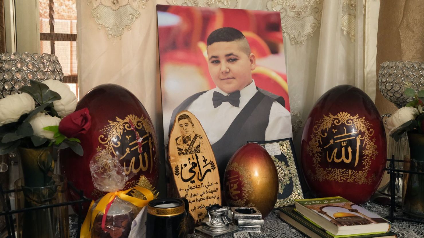Una gran fotografía de Rami se exhibe en la casa de la familia Al-Halhouli.