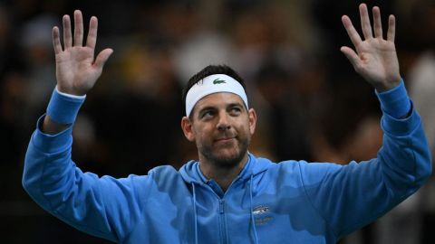 El argentino Juan Martín del Potro saluda a los aficionados antes de su partido de tenis de exhibición de despedida contra el serbio Novak Djokovic en el Arena Parque Roca de Buenos Aires el 1 de diciembre de 2024. Crédito: LUIS ROBAYO/AFP vía Getty Images.