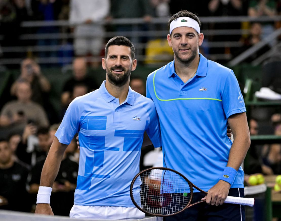 Novak Djokovic y Juan Martín Del Potro posan para una foto antes de un partido de despedida en el Estadio Mary Teran Weiss el 1 de diciembre de 2024 en Buenos Aires, Argentina. Crédito: Marcelo Endelli/Getty Images