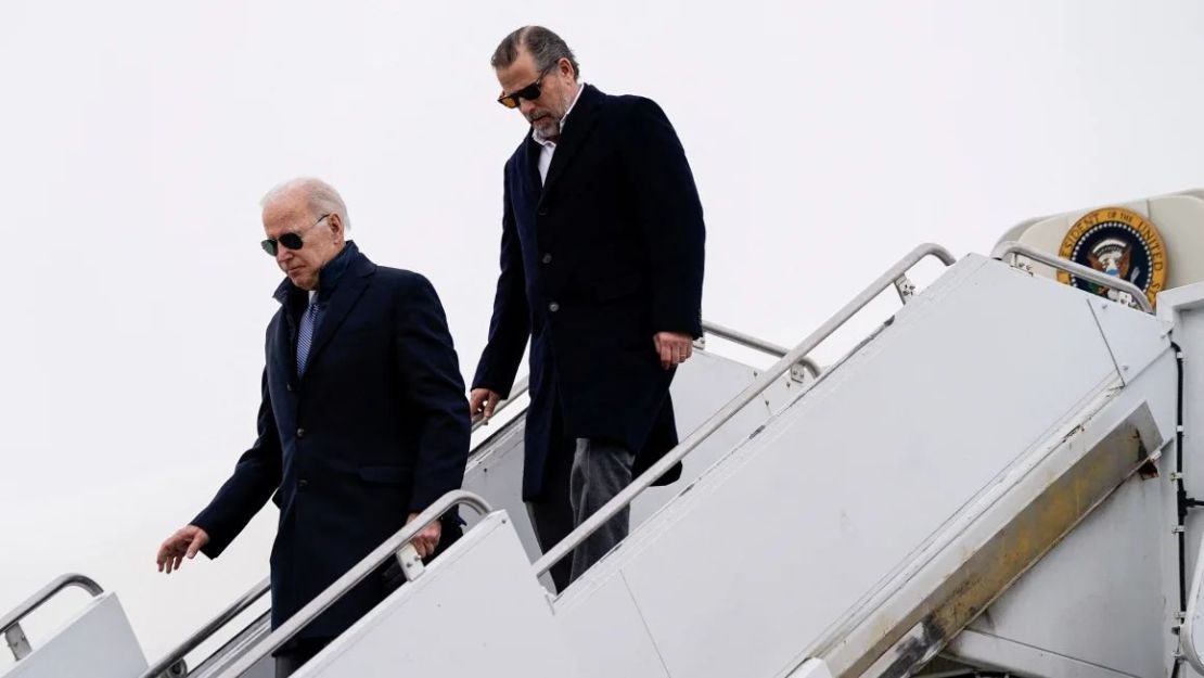 El presidente Joe Biden y su hijo Hunter Biden desembarcan del Air Force One en Syracuse, Nueva York, el 4 de febrero de 2023.