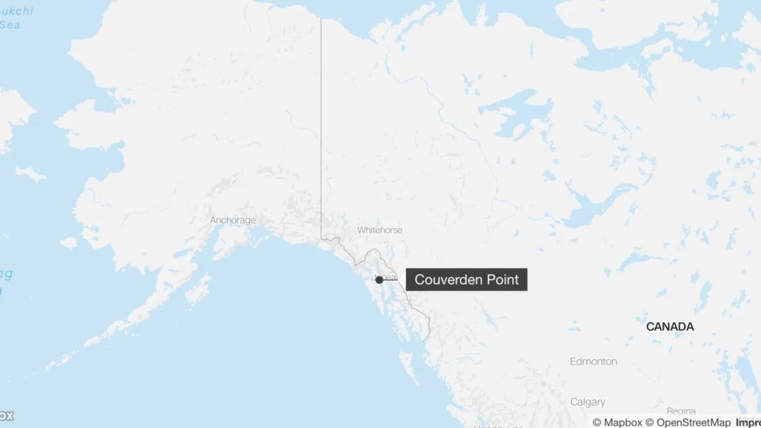 Se informa que cinco personas están desaparecidas en medio de aguas turbulentas y fuertes nevadas en el sureste de Alaska.