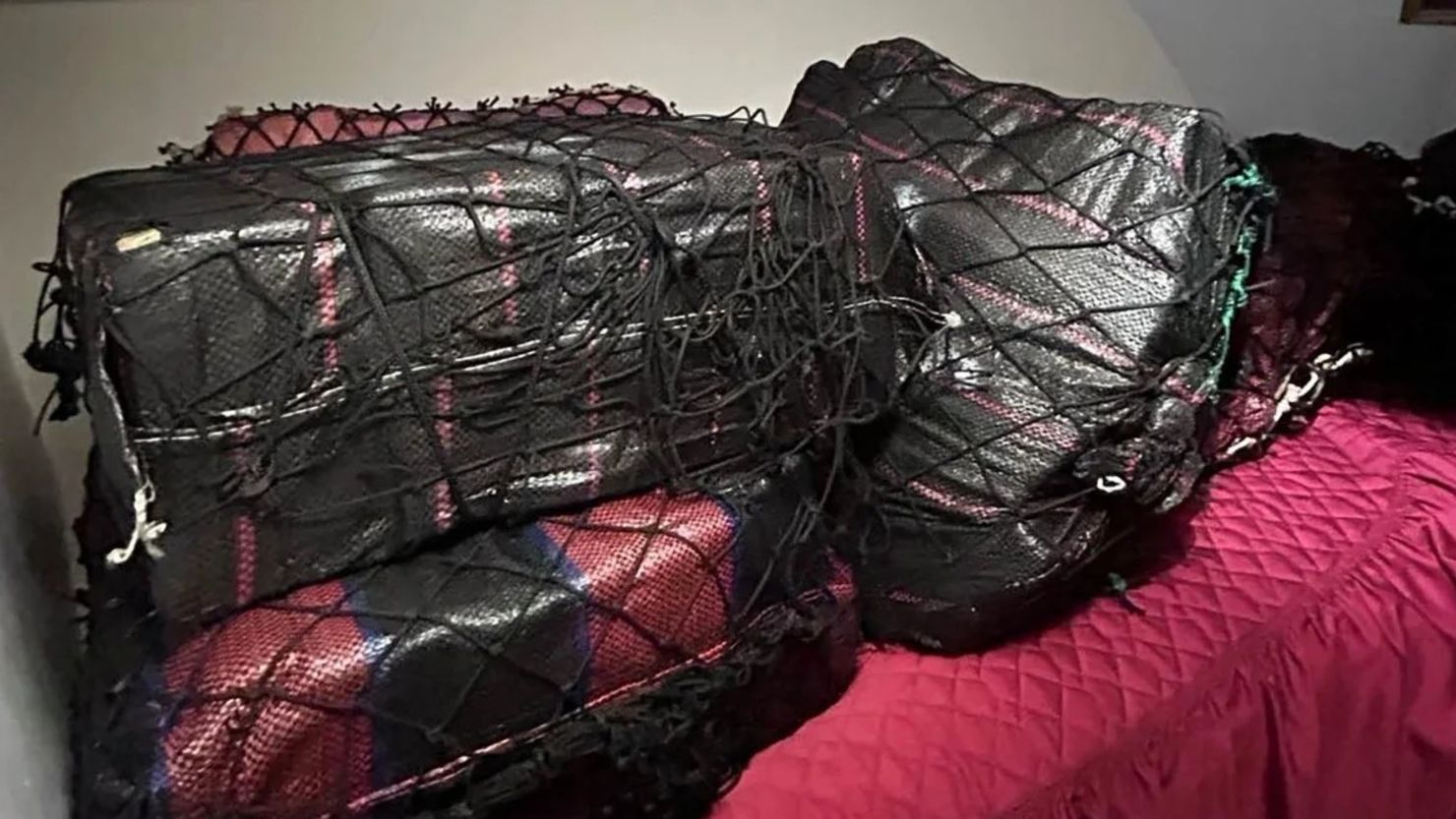 La Policía encontró 2,34 toneladas métricas de cocaína envueltas en fardos con una red alrededor de ellos en un barco de pesca recreativa.