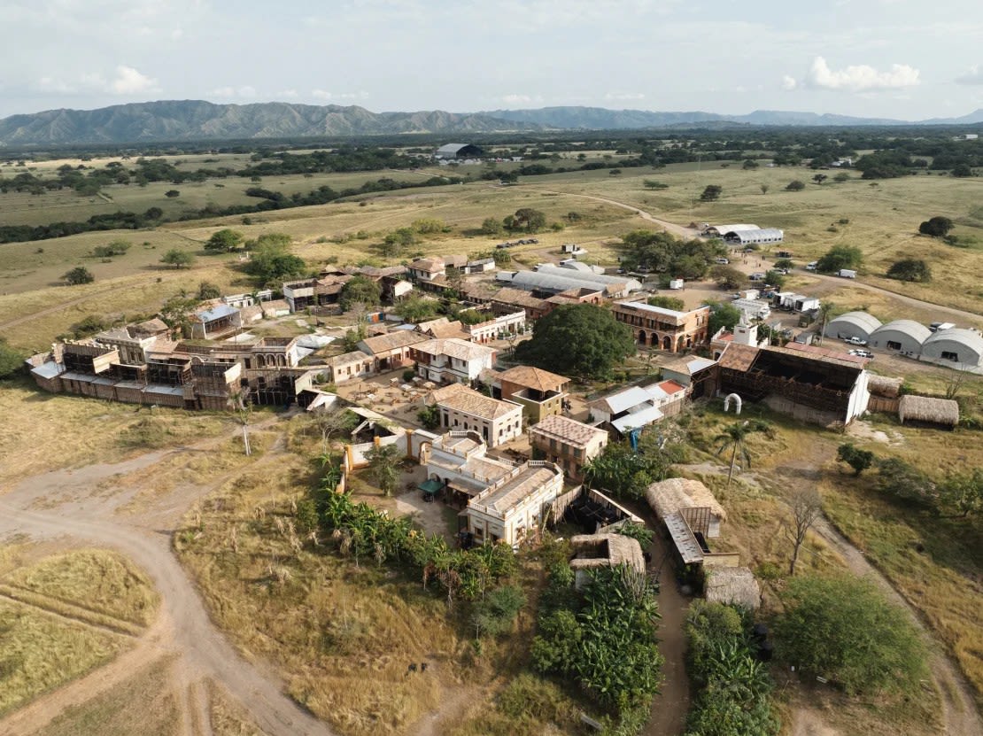 Para cumplir con el "realismo" del género del realismo mágico, el equipo de producción construyó tres pueblos completos que son fieles al período de la historia colombiana en el que se desarrolla la novela. El Departamento/Netflix