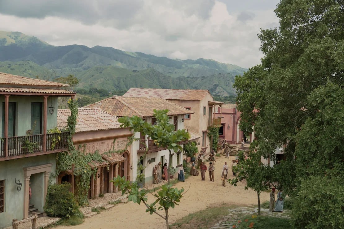 Se construyeron dos versiones de Macondo en Alvarado, un pueblo de los Andes colombianos, para mostrar el paso del tiempo a medida que el pueblo prospera. Mauro González/Netflix