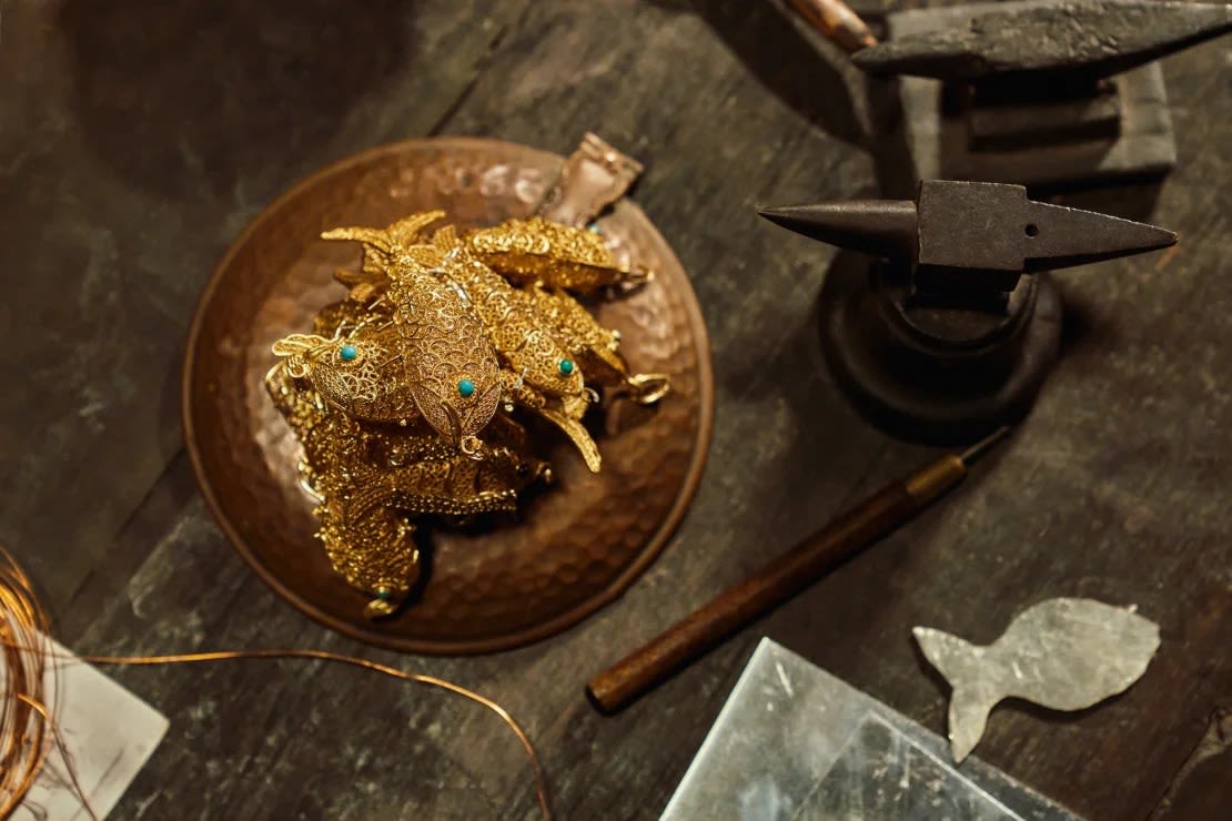 Los peces dorados de Aureliano, que el personaje fabrica de forma aislada durante largos períodos de su vida (y que eventualmente se convierten en parte de su legado), fueron hechos a medida para el programa. Mauro González/Netflix