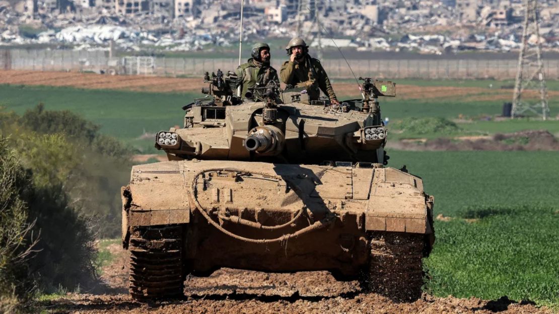 Un tanque israelí avanza por la frontera entre el sur de Israel y Gaza.