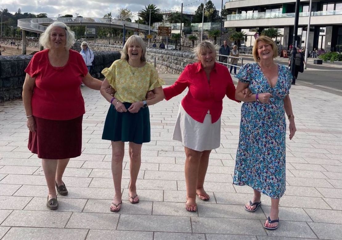 Aquí está la foto recreada, tomada en octubre de 2024. En la foto, de izquierda a derecha: Marion Bamforth, Sue Morris, Carol Ansbro y Mary Helliwell en Torquay, Devon en el Reino Unido. Crédito: Cortesía de Jane Brook y Carole Connell