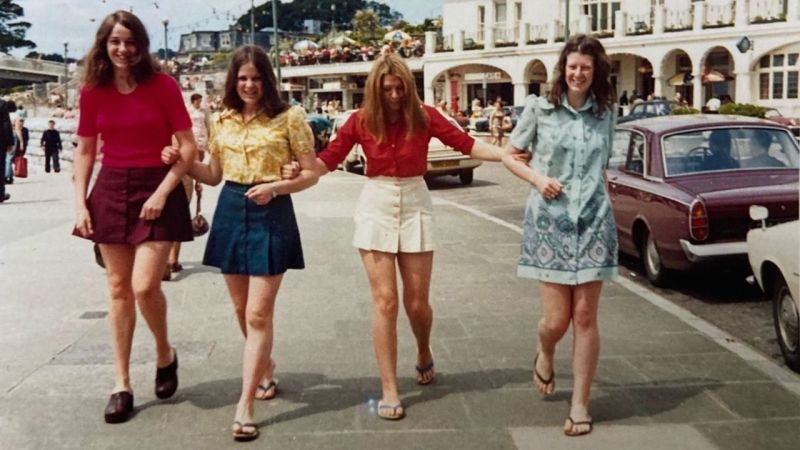 Cuatro amigas posaron para una foto en sus vacaciones de 1972. Más de 50  años después, la recrearon | CNN