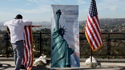 Una bandera estadounidense es enrollada después de una ceremonia especial de naturalización en Hollywood Sign Terrace, en el histórico Observatorio Griffith, el 21 de octubre de 2024 en Los Ángeles, California.
