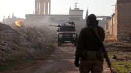 Combatientes disparan hacia las tropas del Ejército de Siria en el distrito de Al-Rashidin, en las afueras de Aleppo, el 29 de noviembre.