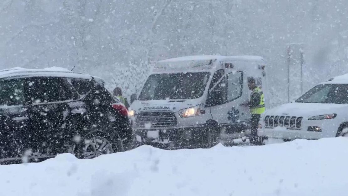 Fuertes nevadas interrumpen el tráfico en Erie, Pennsylvania, el viernes 29 de noviembre. Crédito: WICU