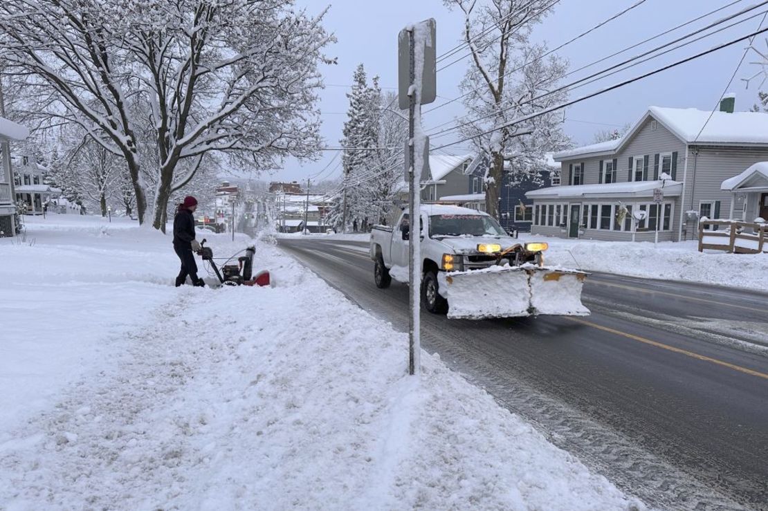 Una persona limpia la nieve de la acera en Lowville, Nueva York, el sábado. Crédito: Cara Anna/AP