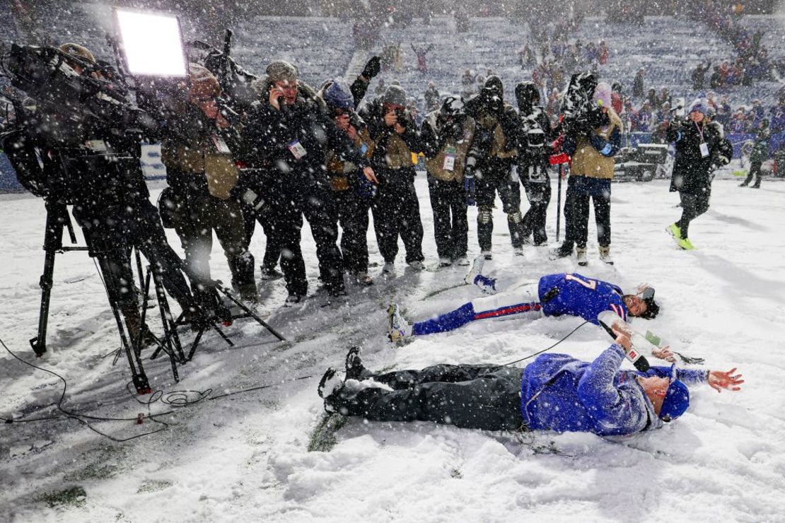 Josh Allen, de los Buffalo Bills, y el entrenador Sean McDermott hacen ángeles de nieve mientras son entrevistados el domingo en Orchard Park, Nueva York. Crédito: Bryan M. Bennett/Getty Images