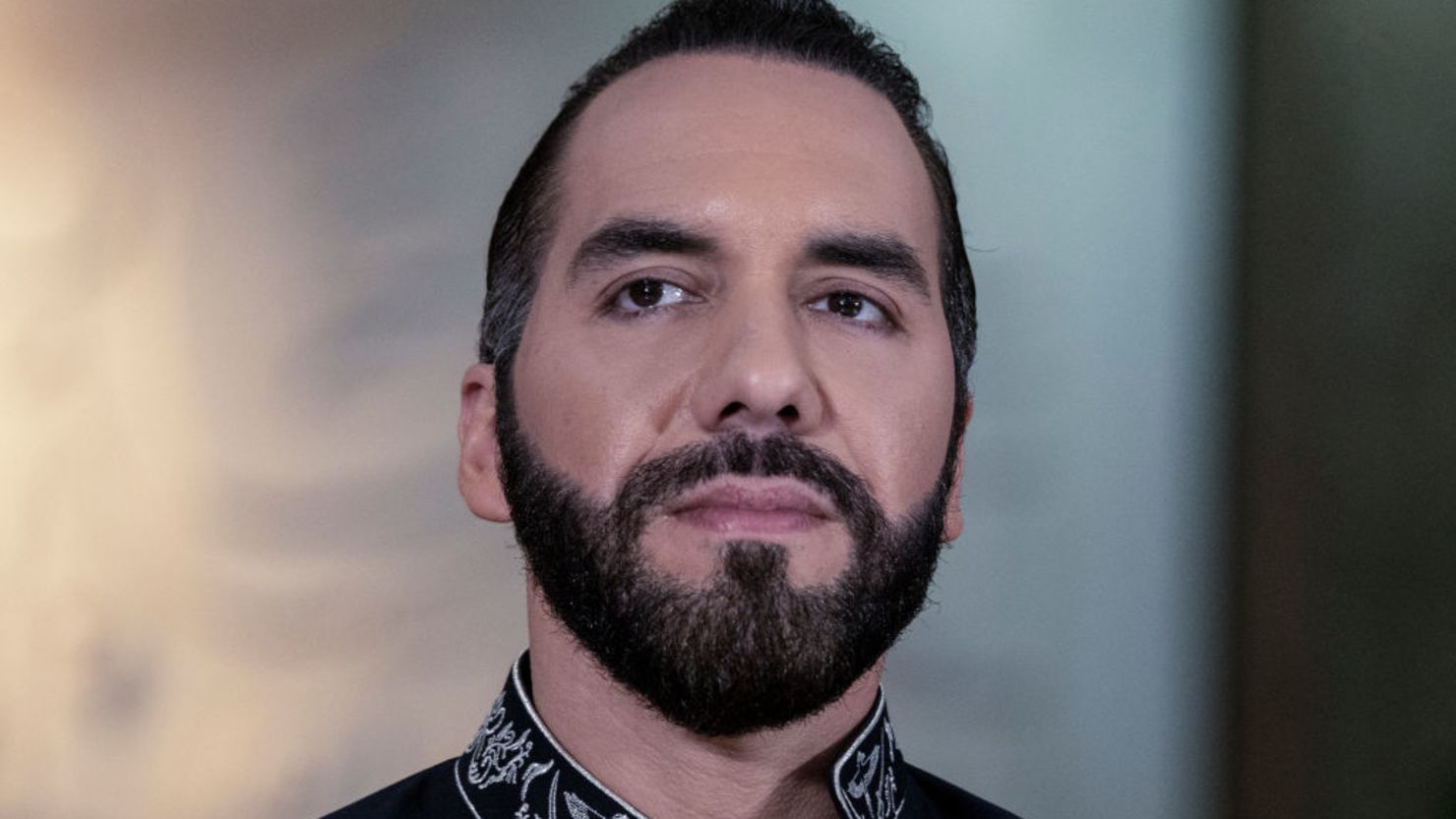 El presidente de El Salvador, Nayib Bukele, fotografiado durante una conferencia de prensa conjunta con el presidente de Costa Rica, Rodrigo Chaves, en la casa presidencial de San José el 11 de noviembre de 2024. Crédito: EZEQUIEL BECERRA/AFP vía Getty Images