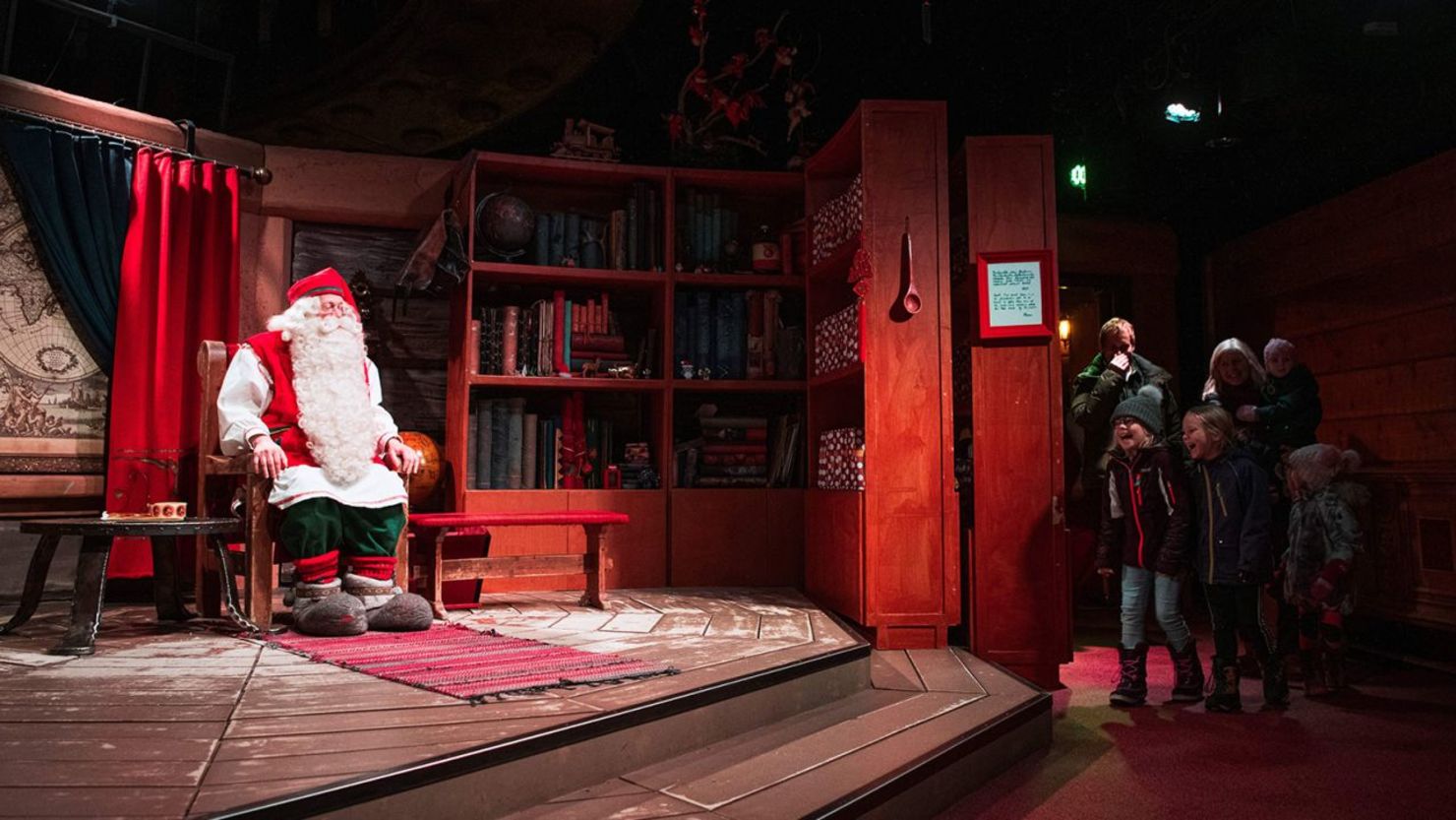 Santa Claus se reúne con los niños en su despacho cerca de Rovaniemi. Situado en Laponia, el parque de atracciones Santa Claus Village de Rovaniemi es un paraíso nevado de paseos en reno, castillos de hielo, motos de nieve y hoteles iglú donde la Navidad reina los 365 días del año. Crédito:Jonathan Nackstrand/AFP/Getty Images