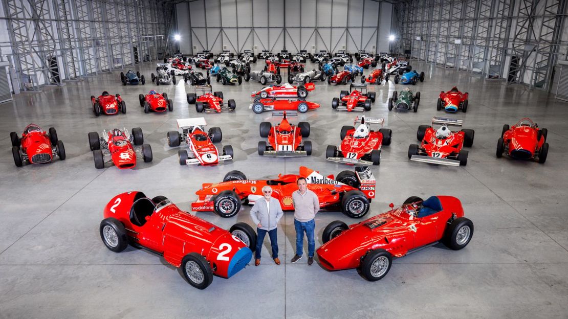 Bernie Ecclestone y Tom Hartley Jr. junto a la colección de automóviles de Ecclestone.