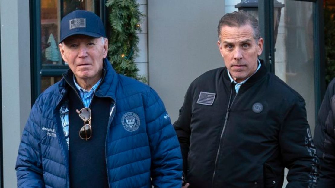 El presidente Joe Biden y su hijo Hunter Biden caminan en el centro de Nantucket, Massachusetts, el 29 de noviembre de 2024. Crédito: Jose Luis Magana/AP