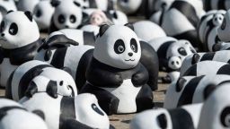 Esculturas de pandas exhibidas en el Aeropuerto Internacional de Hong Kong durante una ceremonia de bienvenida de la exposición temática de pandas "¡Panda Go!" en Hong Kong, el lunes 2 de diciembre de 2024.