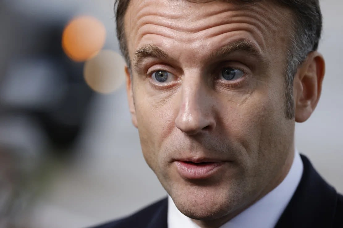 El presidente de Francia, Emmanuel Macron, habla con los medios ses en la provincia de Buenos Aires el 17 de noviembre.