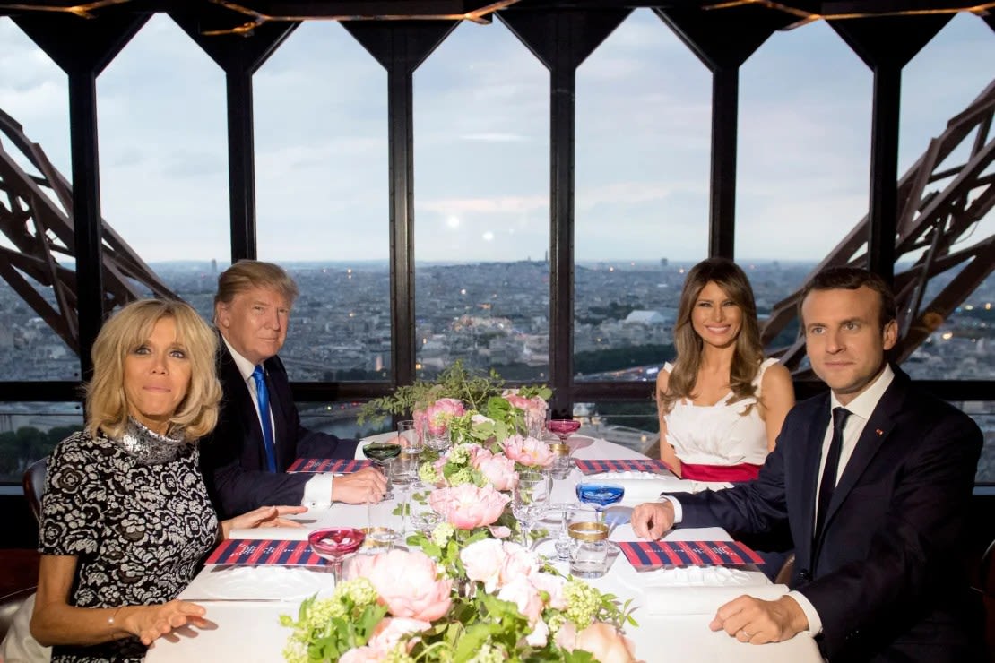 De izquierda a derecha, Brigitte Macron, el presidente electo Donald Trump, Melania Trump y el presidente de Francia Emmanuel Macron en el restaurante Le Jules Verne en la Torre Eiffel, el 13 de julio de 2017.