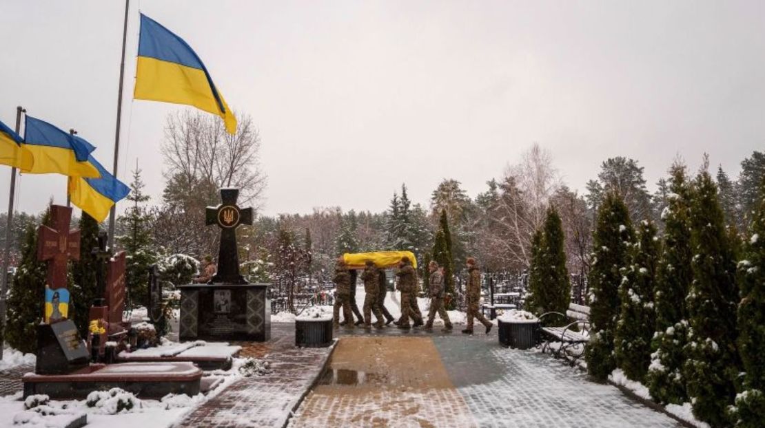 Una ceremonia funeraria en Irpin, Ucrania, se celebró el mes pasado por Serhii Solovyov, un soldado que murió durante la ofensiva de Kursk.